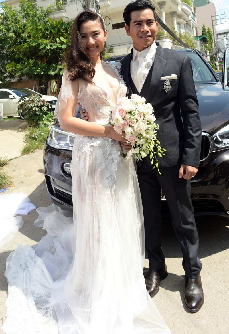 Sau lễ ăn hỏi, cặp đôi sẽ tổ chức tiệc đính hôn cùng ngày tại một trung tâm tiệc cưới lớn của TPHCM.