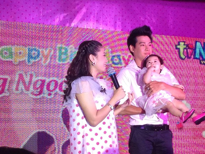 Hình ảnh Mai Phương và Phùng Ngọc Huy cùng đứng trên sân khấu bữa tiệc sinh nhật tròn 1 tuổi của bé Lavie được chia sẻ trên Facebook.
