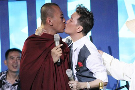 Nụ hôn đồng giới giữa Đàm Vĩnh Hưng và sư thày khiến dư luận phẫn nộ