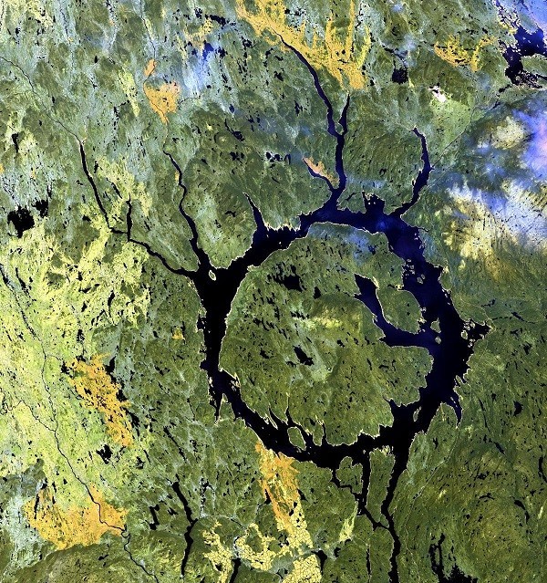 10 hồ nước kỳ lạ nhất hành tinh