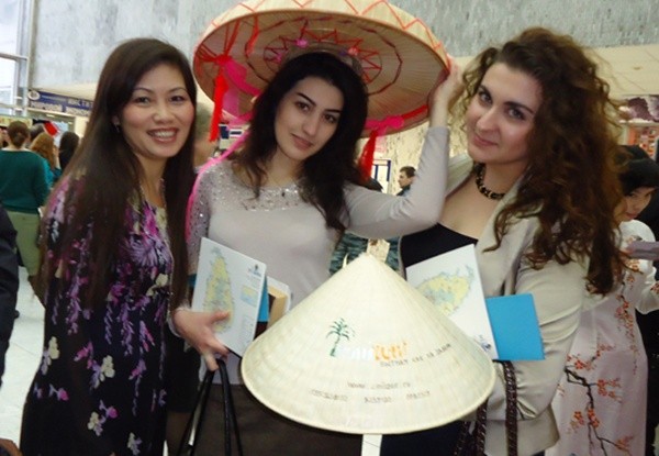 Phụ nữ nước ngoài &quot;đẹp lạ&quot; bên chiếc nón lá của người Việt 7