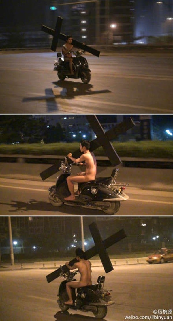 Lộ diện chàng trai khỏa thân ôm chữ thập chạy xe máy giữa đêm 1