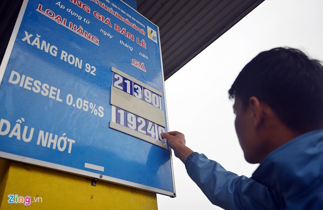 Nhân viên cửa hàng xăng dầu trên phố Dương Đình Nghệ (Hà Nội) thay bảng giá lúc 11h20 trưa nay. Ảnh: Lê Hiếu.