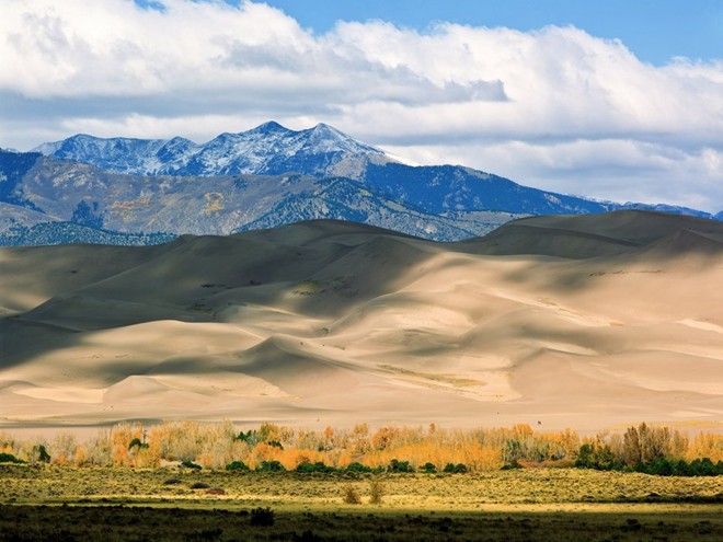 Trèo lên đỉnh cồn cát lớn ở Colorado: Với khung cảnh như trong một bộ phim khoa học viễn tưởng, những cồn cát có chiều cao lên tới 230 m tại đây là điểm đến được nhiều du khách lựa chọn để thử thách bản thân.