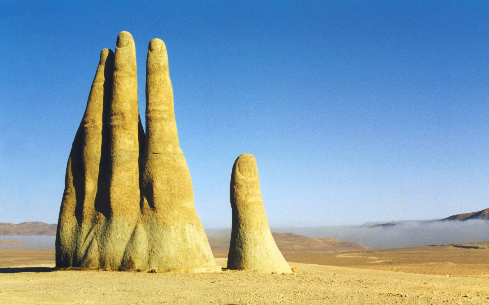 bàn tay giữa sa mạc