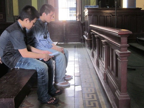 Nguyễn Văn Lượng (áo xanh) và Lê Ngọc Cung tại phiên tòa phúc thẩm