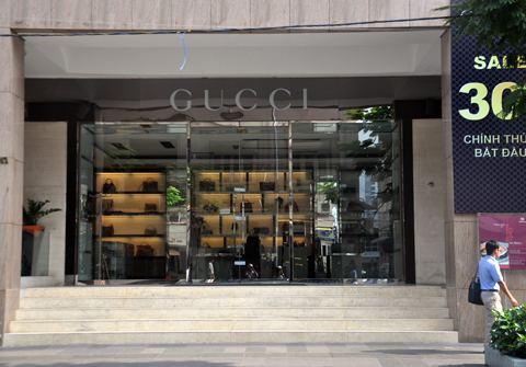 Truy tìm chủ và niêm phong cửa hàng Gucci - Milano 1