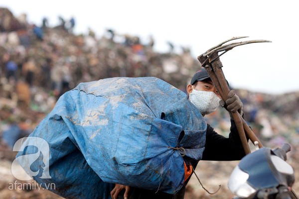 Bãi rác 4.000 tấn ở Nam Sơn: &quot;Cánh đồng bội thu&quot; của những người khốn khổ 14