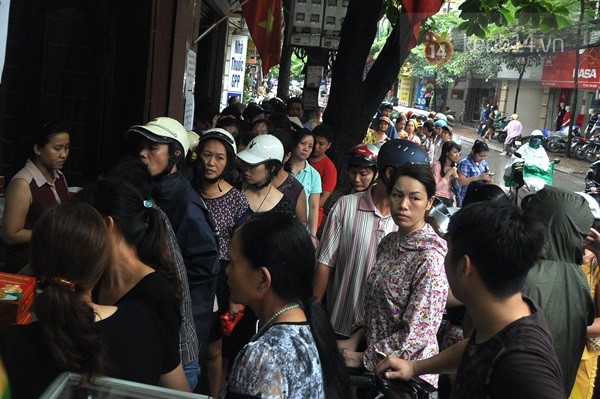 Tắc cả đường vì dòng người đội mưa xếp hàng mua bánh trung thu hot nhất Hà Nội 10