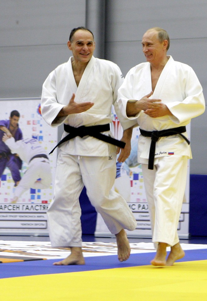 Cựu huấn luyện viên của ông Putin, Anatoly Rakhlin, hướng dẫn ông Putin trong phòng tập võ.
