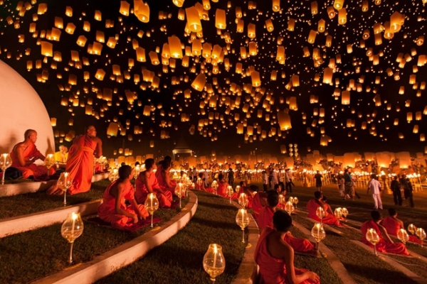 Một lễ hội nổi tiếng khác của quốc gia này là Yi Peng, diễn ra vào tháng 11 ở Chiang Mai. Hàng nghìn chiếc đèn trời sẽ được thả cùng một lúc, tạo ra cảnh tượng như chỉ có trong cổ tích. Ảnh: Photoextract.