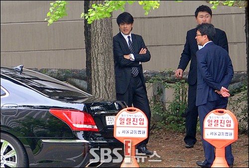 Tài tử Hàn thảo luận với các luật sư trước giờ dự phiên tòa.