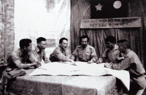 Đại tướng Võ Nguyên Giáp, Hoàng thân Souphanouvong bàn kế hoạch mở Chiến dịch Thượng Lào 1953, tạo bước ngoặt quan trọng đưa cuộc kháng chiến chống Pháp của nhân dân hai nước Việt Lào đi đến thắng lợi.