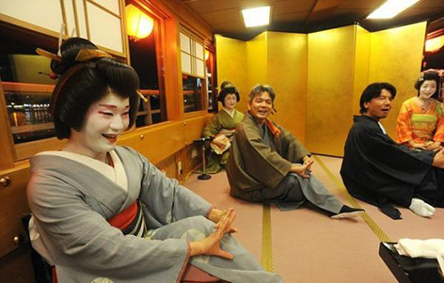 Cuộc sống của một Geisha nam sau lớp phấn trang điểm - 13