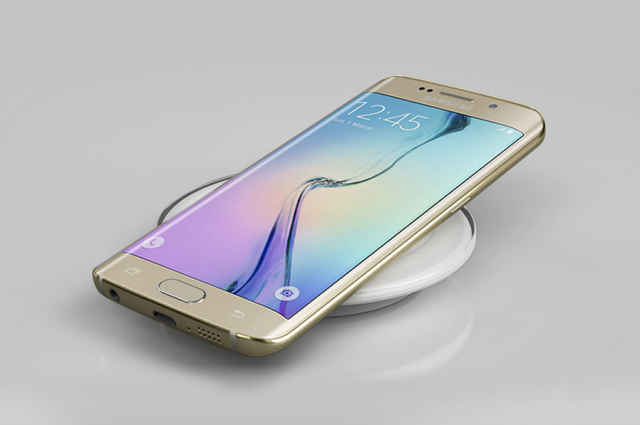 7. Khả năng sạc không dây  Samsung từng cam kết sẽ đưa sạc không dây vào tất cả các thiết bị di động của mình, và  Galaxy S6 và S6 Edge là những sản phẩm đầu tiên được chính thức cung cấp tính năng này. Người dùng sẽ có cơ hội trải nghiệm tính năng sạc nhanh và tiện lợi trên bộ đôi smartphone mới này. (Ảnh: Samsung)