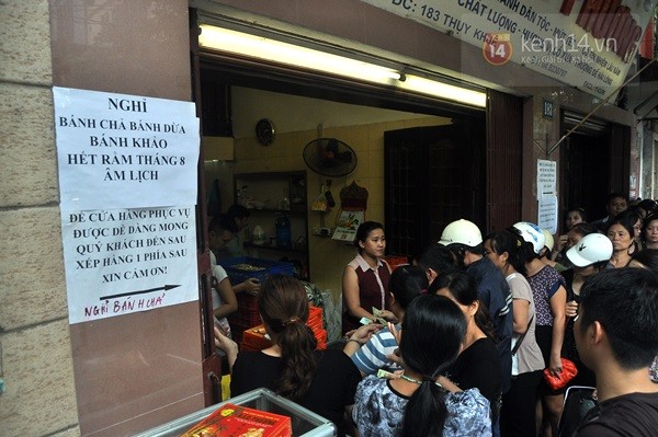 Tắc cả đường vì dòng người đội mưa xếp hàng mua bánh trung thu hot nhất Hà Nội 5