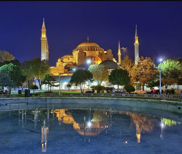 Hagia Sophia về đêm. Từ vị trí này có thể thấy được ba minaret. 