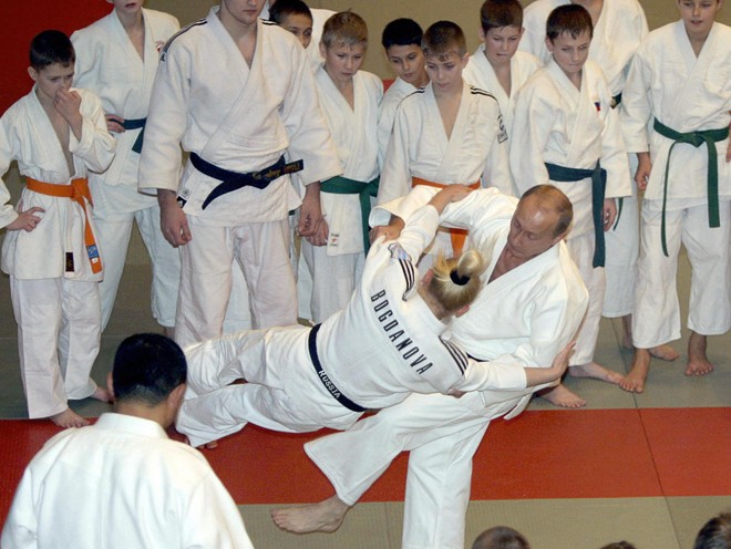 Tổng thống Putin hướng dẫn một chiêu khống chế đối thủ cho các học viên luyện võ judo tại trường thể thao ở St. Petersburg vào tháng 12/2005.