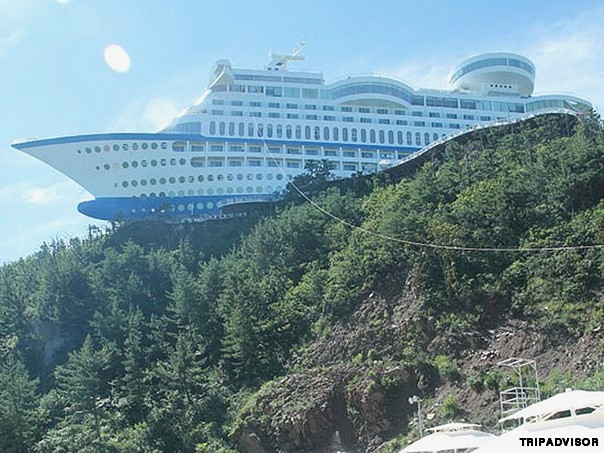 6. Sun Cruise, Donghae, Hàn Quốc. Bạn muốn du lịch trên những chiếc tàu hạng sang nhưng lại sợ bị say sóng? Khách sạn Sun Cruise Resort sẽ giúp bạn thực hiện ước muốn đó.  Được mệnh danh là 