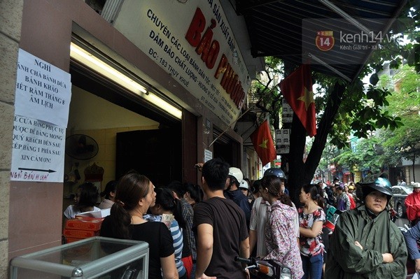 Tắc cả đường vì dòng người đội mưa xếp hàng mua bánh trung thu hot nhất Hà Nội 14
