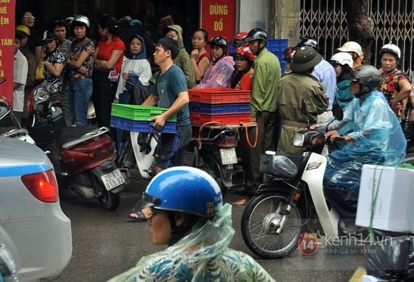 Tắc cả đường vì dòng người đội mưa xếp hàng mua bánh trung thu hot nhất Hà Nội 24