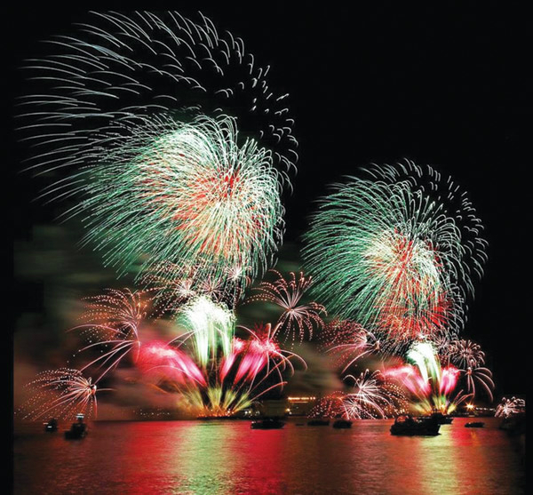 Pháo hoa đủ màu sắc rực rỡ trên sông Hudson, Newyork. Sự kiện này do Học viện Nghệ thuật Trung ương Trung Quốc tổ chức. Đây là màn bắn pháo hoa lớn đầu tiên được tổ chức tại Mỹ để chào đón Tết Nguyên Đán. Ảnh: China Daily