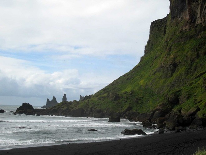 Bãi biển ở Vík í Mýrdal, Iceland cũng có màu đen do khoáng chất bazan tạo thành.