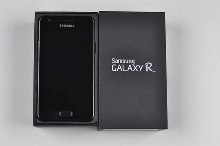Đập hộp Galaxy R, giá dưới 11 triệu đồng tại Việt Nam