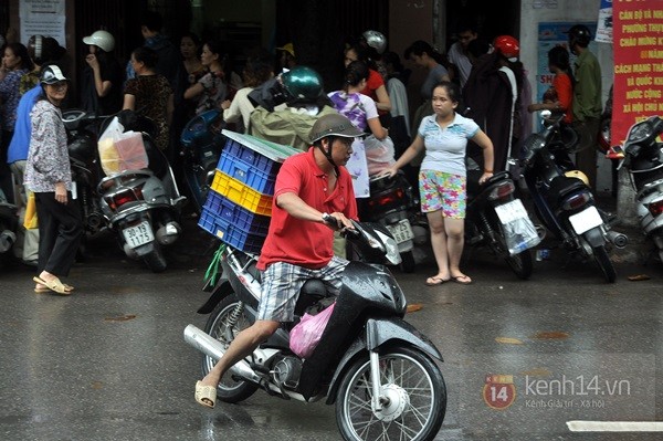 Tắc cả đường vì dòng người đội mưa xếp hàng mua bánh trung thu hot nhất Hà Nội 25