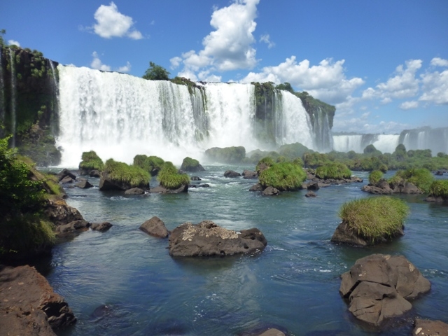 Đây là thác nước của sông Iguazu, nằm trên đường biên giới của hai nước Brazil và Argentina. Thác Iguazu cao và rộng hơn so với thác Niagara, thác có hai tầng gồm nhiều ngọn nước lớn nhỏ khác nhau với hình dạng móng ngựa.