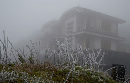 Những ngôi nhà chìm trong sương.