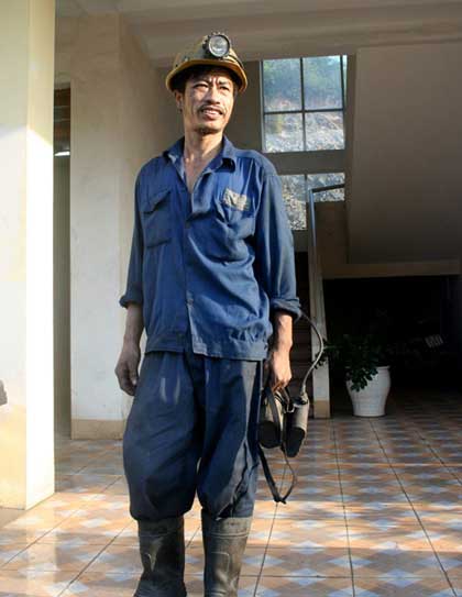 Anh Nông Văn Sơn, công nhân khai thác than của công ty Hòn Gai, là người từng uống nước tiểu của mình để sống sót khi bị vùi lấp vì hầm sập.
