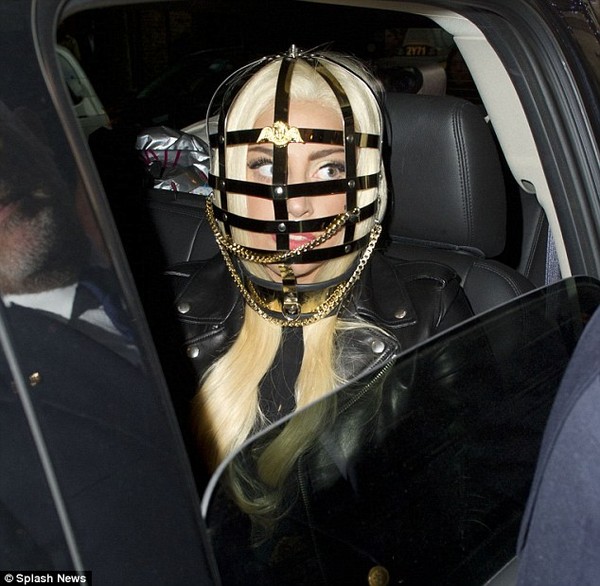 Lady Gaga đeo rọ đầu ra phố 3