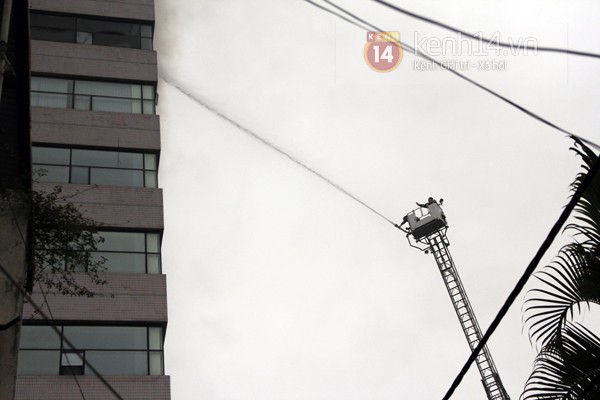 Cháy dữ dội tại tòa nhà 12 tầng của đại học Ngoại thương Hà Nội 6