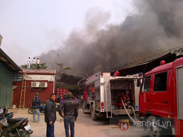 Hà Nội: Cháy lớn tại kho hàng Tết gần cầu Long Biên - phát hiện nhiều pháo hoa lậu 5