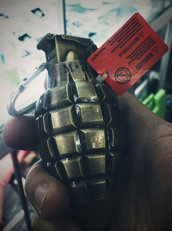 Lựu đạn... bật lửa được bày bán trong một số cửa hàng chuyên bán đồ Giáng sinh 