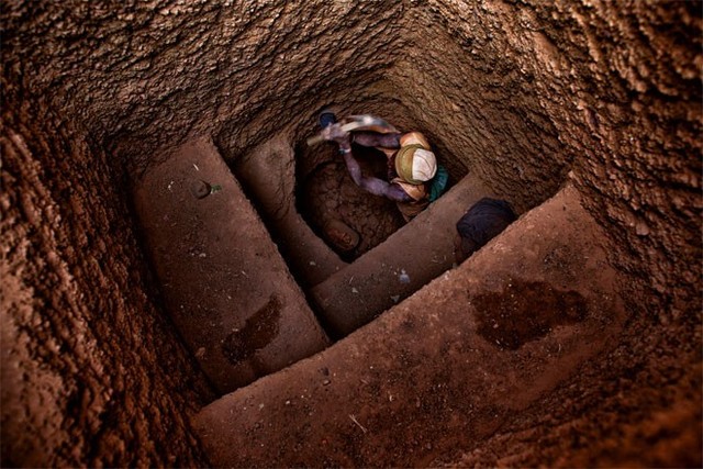 Một người đào vàng đang đào một hố sâu. Khi phát hiện thấy vàng, người đào vàng sẽ chuyển sang đào theo chiều ngang.