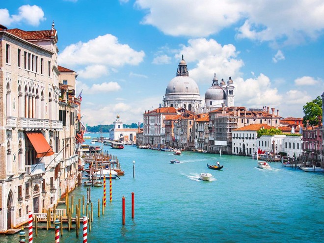 Thành phố kênh đào Venice, Italy:  Bạn nên tới chiêm ngưỡng Venice sớm, bởi thành phố đang chìm dần trong những năm gần đây và không có dấu hiệu dừng lại. Nghiêm trọng hơn, lũ lụt đang góp phần làm biến mất dần thành phố kênh đào nổi tiếng này.