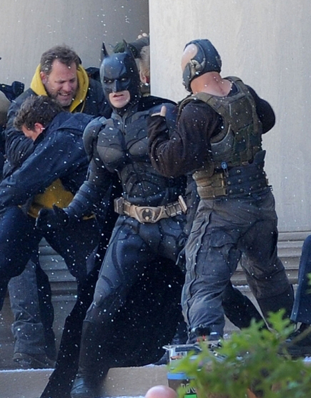 Diễn viên Christian Bale, người vao vai Batman, đánh nhau với Bane (do Tom Hardy đóng) trong một cảnh quay trước Gotham City Hall.