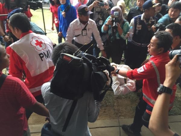 BBC đưa tin từ trung tâm khủng hoảng ở Indonesia cho biết một người đã ngất xỉu sau khi nhìn thấy hình ảnh giống như thi thể người trên truyền hình do kênh TVOne phát sóng trực tiếp. Xe cứu thương đã tới nơi họp báo.