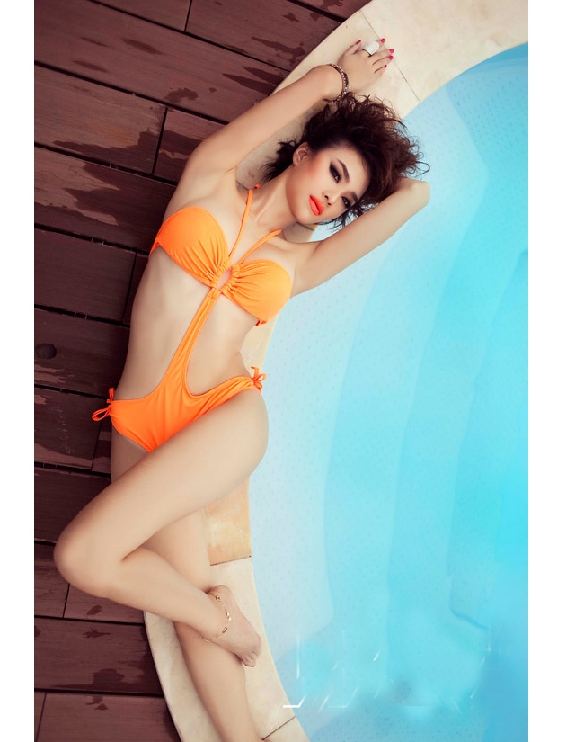 Cựu người mẫu Ngọc Diệp sành điệu và quyến rũ trong sắc áo bơi màu cam 