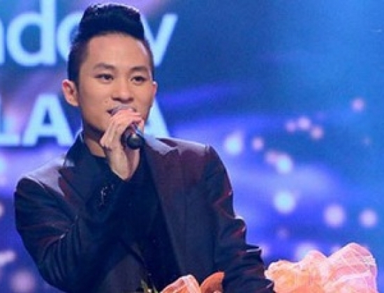 Ca sĩ Tùng Dương nhận giải Bài hát yêu thích năm 2012