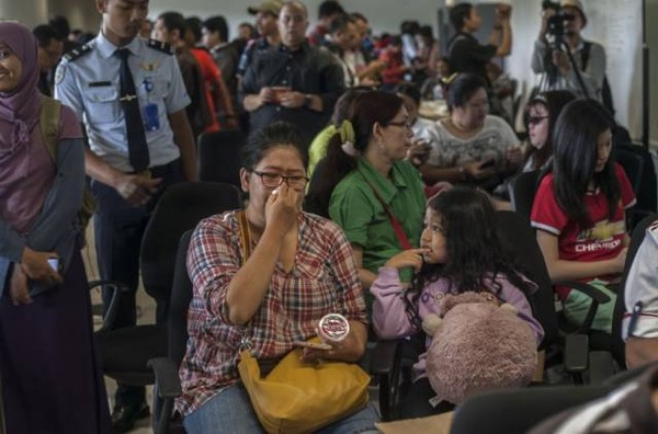 Người thân khóc ngất khi chờ đợi tin tức từ chuyến bay AirAsia mất tích 9