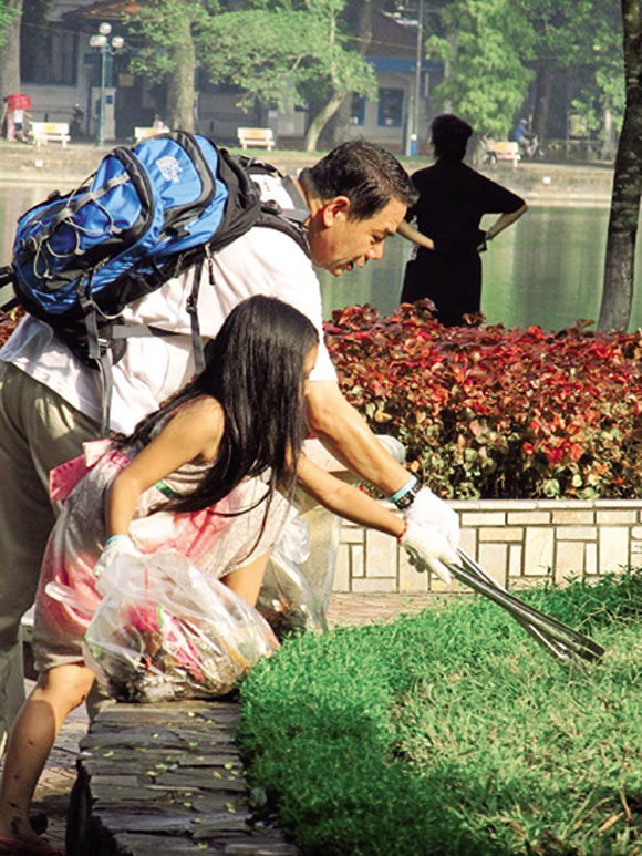 Chùm ảnh Người nước ngoài cặm cụi nhặt rác ở Việt Nam