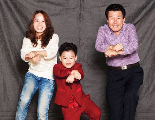 Hwang Min Woo cùng bố mẹ. Mẹ cậu bé tên tiếng Việt là