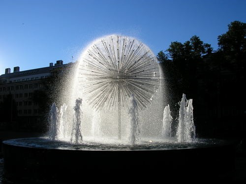 Đài phun nước hình hoa bồ công anh, Stockholm, Thụy Điển: Cách bố trí các tia nước và thiết kế vòi phun đã tạo thành một đài phun nước tuyệt đẹp thu hút ánh nhìn của các du khách.