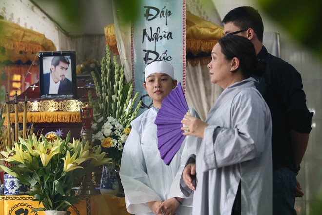 Mẹ và vợ Duy Nhân khóc ngất trong đám tang 
