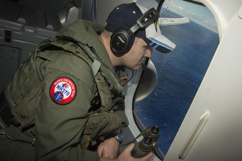 Binh sĩ Mỹ tìm kiếm mảnh vỡ MH370 trên mặt biển từ máy bay Poseidon P8. Ảnh: Reuters.