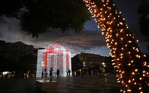 Hộp quà Giáng sinh độc đáo làm bằng ánh sáng ở thành phố Lisbon của Bồ Đào Nha
