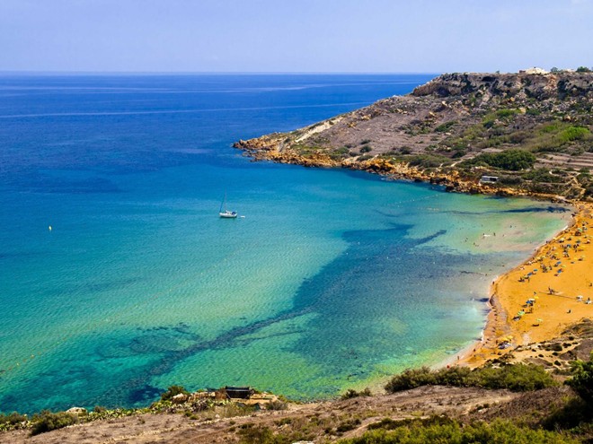 Do có hàm lượng sắt khá lớn trong cát, vịnh Ramla ở đảo Maltese có màu cam tuyệt đẹp. Du khách đến đây còn có thể khám phá những tàn tích thời La Mã ở hang Calypso gần đó.